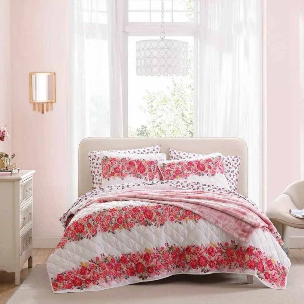 NWT Set Betsey Johnson Pink and White quilt set.Quilt and 2 shams.